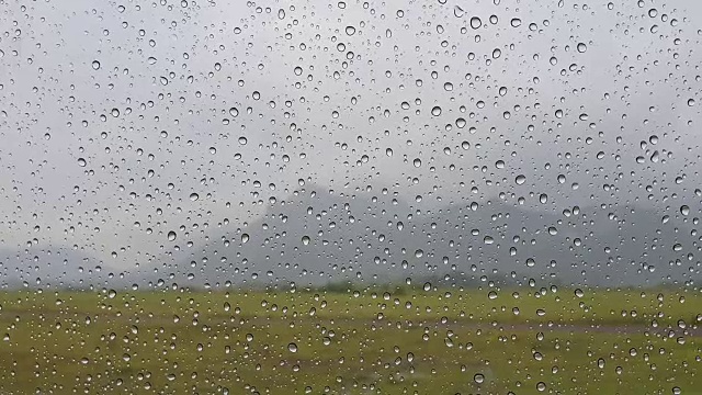 雨水落在窗户上。视频素材