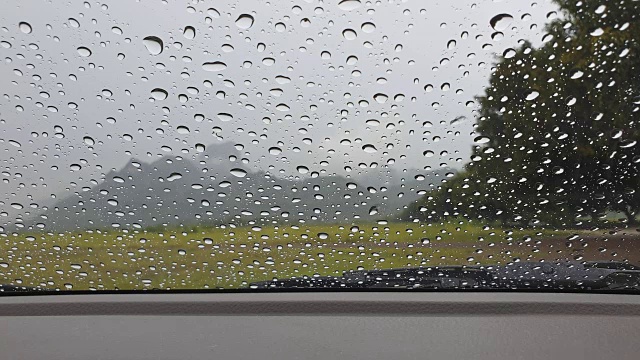 雨水落在窗户上。视频素材