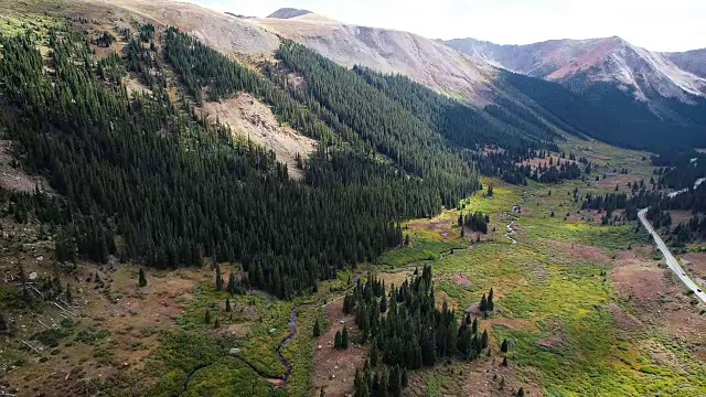 在科罗拉多州阿斯彭附近的大山谷之上视频素材