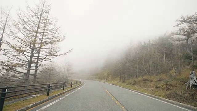 美丽的视角拍摄在长直的道路在富士山。视频素材