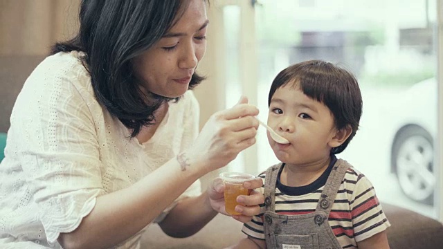 宝宝在客厅吃东西视频素材