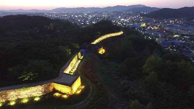 夜景全乐岛的Gochangeubseong要塞(韩国历史古迹)视频素材