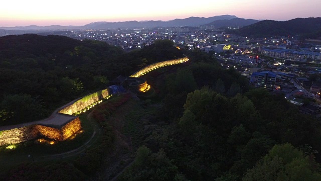 夜景全乐岛的Gochangeubseong要塞(韩国历史古迹)视频素材