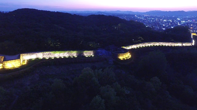 夜景全乐岛的Gochangeubseong要塞(韩国历史古迹)视频素材