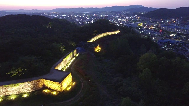 夜景全乐岛的Gochangeubseong要塞(韩国历史古迹)视频素材