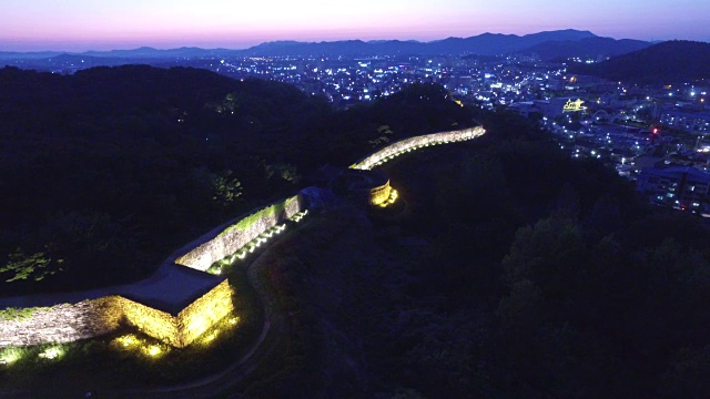 夜景全乐岛的Gochangeubseong要塞(韩国历史古迹)视频素材