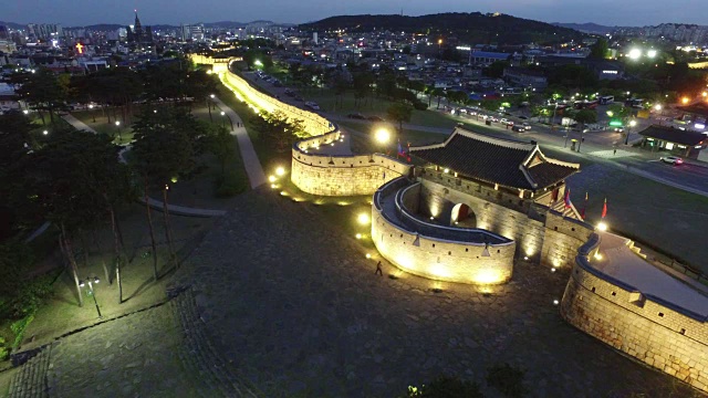 水原华城(联合国教科文组织世界遗产)的夜景视频素材