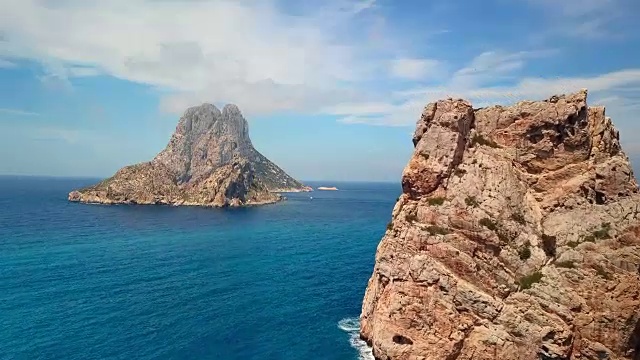 鸟瞰图多山的岛屿和蓝色的海洋视频素材