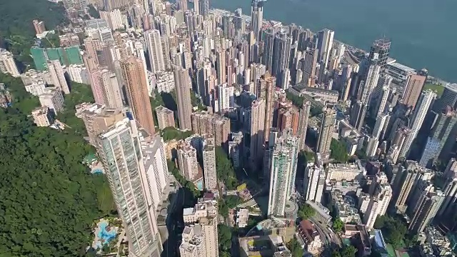 鸟瞰图的香港城市天际线和维多利亚港日落在中国视频素材