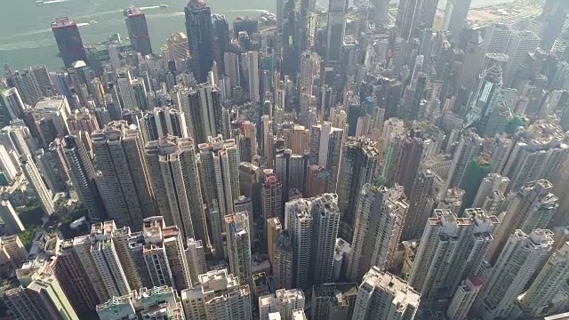 鸟瞰图的香港城市天际线和维多利亚港日落在中国视频素材