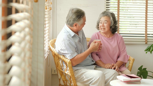 亚洲资深男女带着放松的情绪一起在家。高级生活方式家庭理念。视频素材