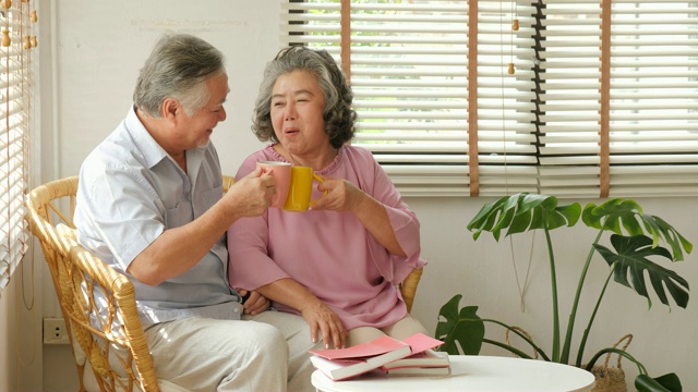 亚洲资深男女带着放松的情绪一起在家。高级生活方式家庭理念。视频素材