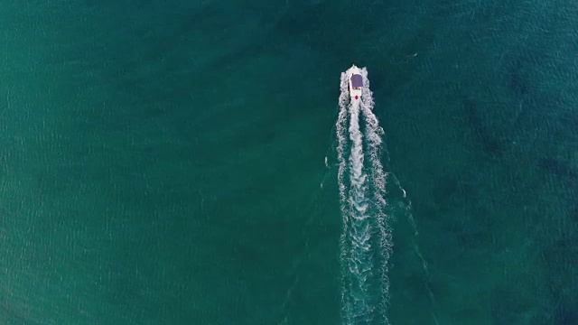 鸟瞰图的船运行在爱琴海视频素材