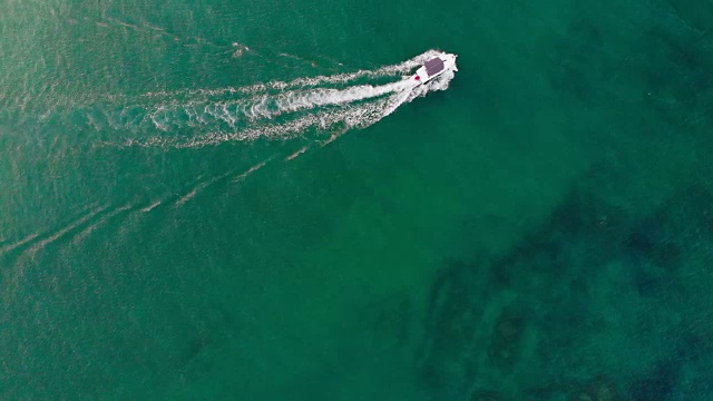 鸟瞰图的船运行在爱琴海视频素材