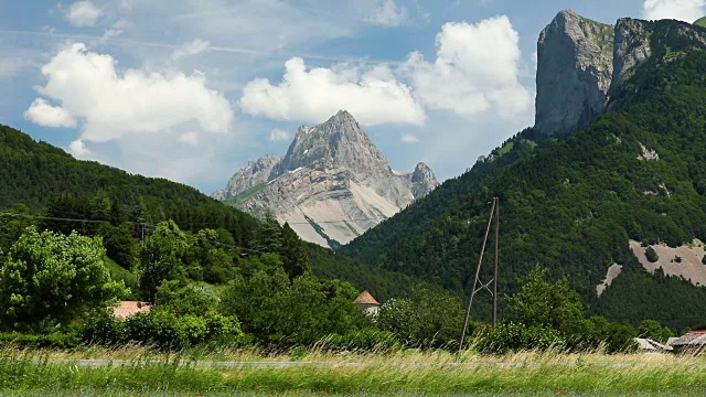 法国阿尔卑斯山脉的丘钦和小Autane与Les Faix村，Champsaur，法国阿尔卑斯山在夏天的全景。Hautes-Alpes视频素材