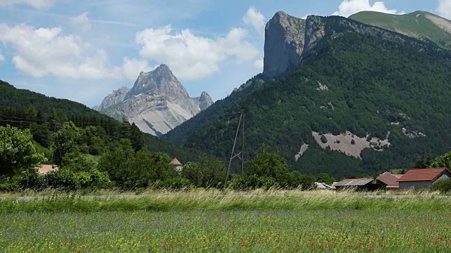 法国阿尔卑斯山脉的丘钦和小Autane与Les Faix村，Champsaur，法国阿尔卑斯山在夏天的全景。Hautes-Alpes视频素材