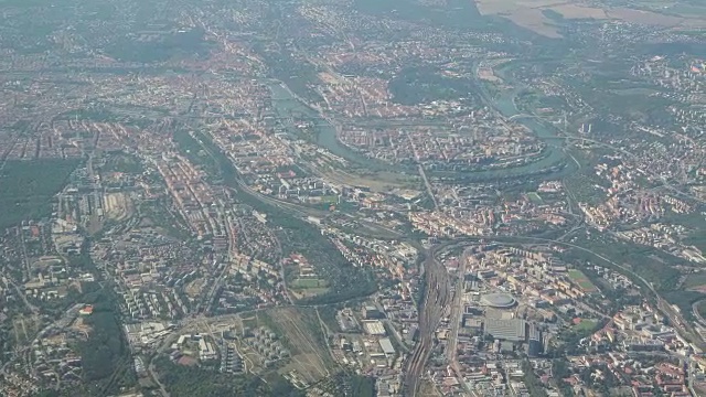 从飞机窗口俯瞰布拉格(捷克共和国)的空中风景视频素材