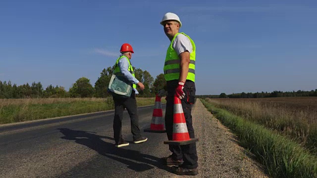 两个筑路工人在高速公路上视频素材画面1