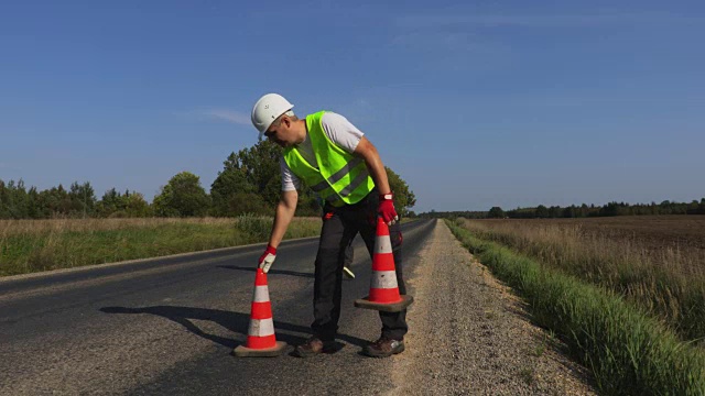 两个筑路工人在高速公路上视频素材画面2