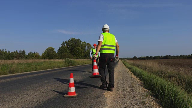 两个筑路工人在高速公路上视频素材画面3