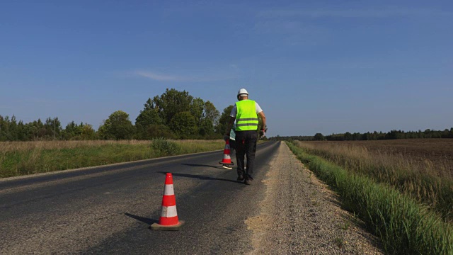 两个筑路工人在高速公路上视频素材画面4