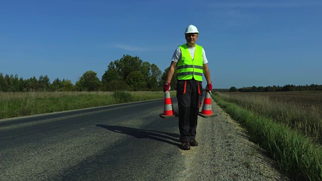 道路建筑工人与两个交通锥视频素材画面1