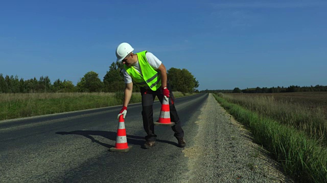 道路建筑工人与两个交通锥视频素材画面3