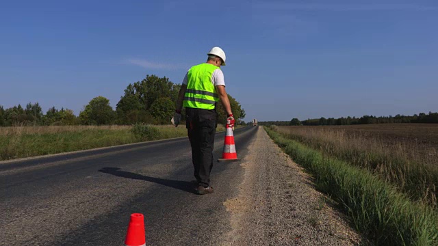 工人们在高速公路边上放了圆锥体视频素材画面2