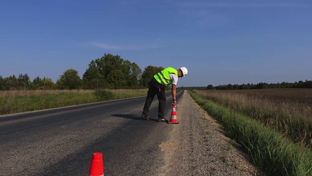 工人们在高速公路边上放了圆锥体视频素材画面3