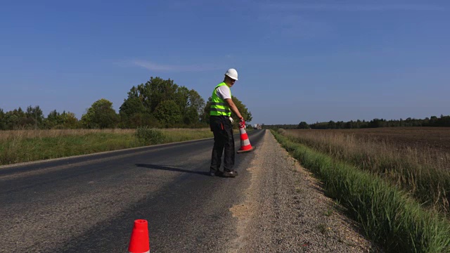 工人们在高速公路边上放了圆锥体视频素材画面4