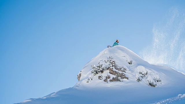 滑雪者站在雪山顶上视频素材