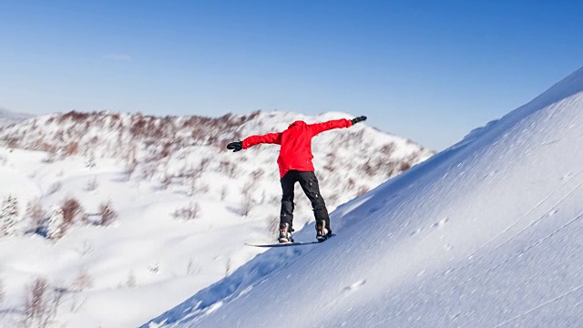 滑雪运动员从悬崖上跳下视频素材