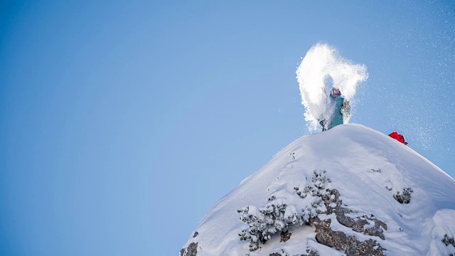 滑雪者站在雪山顶上视频素材