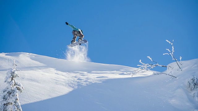 滑雪运动员表演特技视频素材