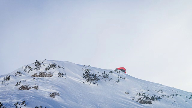 滑雪运动员表演特技视频素材