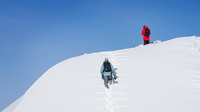 在雪山上滑雪视频素材