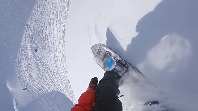 滑雪者的视角，跳跃，在新雪上着陆视频素材