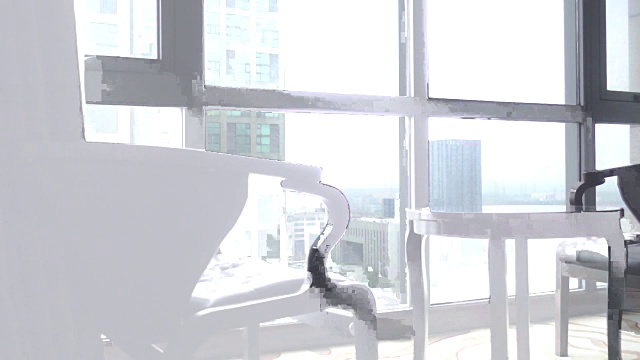 自动百叶窗打开酒店房间早上视频素材