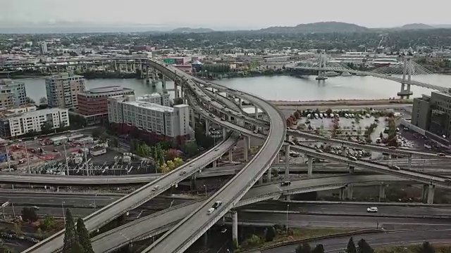 波特兰公路和桥梁的空中坍塌视频素材