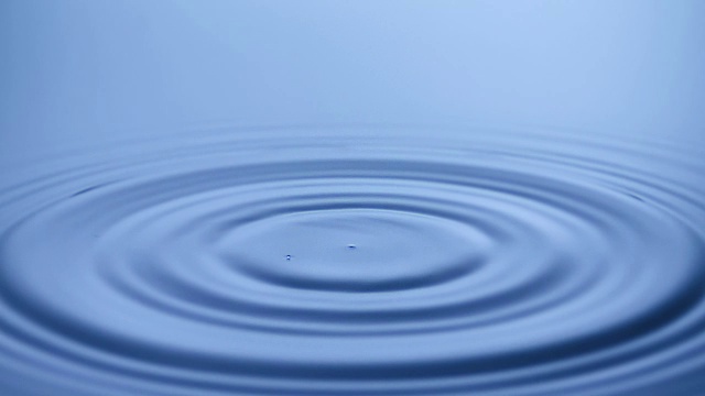 水滴飞溅成平静的水-超慢动作视频素材画面2
