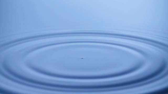 水滴飞溅成平静的水-超慢动作视频素材画面4