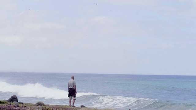 成熟的男性正在探索海岸线视频素材