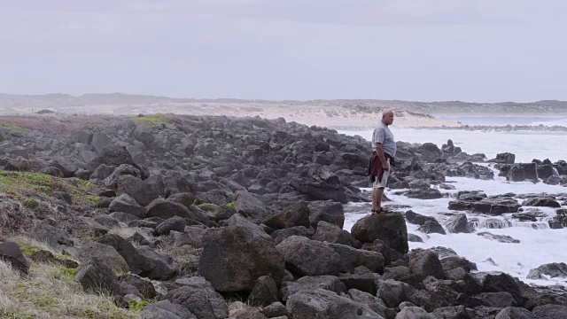 年长的男性正在探索海岸线视频素材