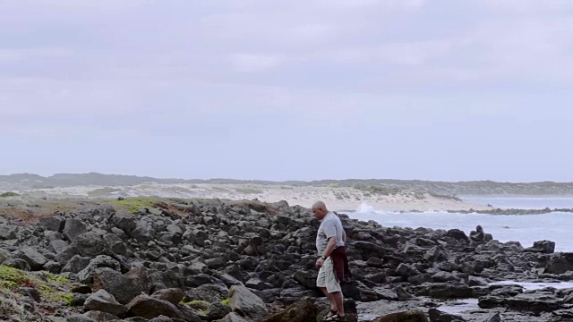 探索海岸线的资深男性视频素材