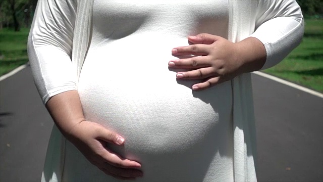幸福的孕妇视频素材画面3