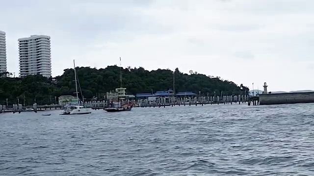 在泰国芭堤雅海滩，小船漂浮在平静的水面上。录像视频视频素材