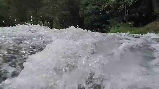 小瀑布的水流。视频素材