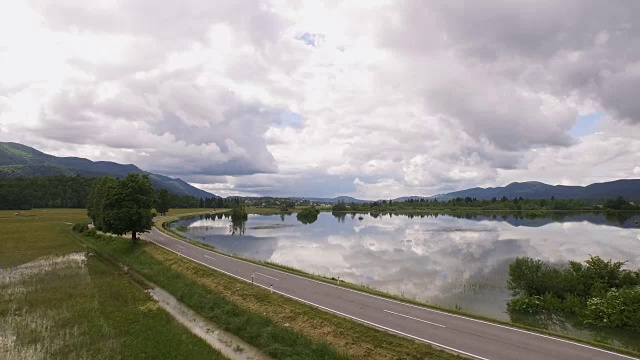 被水环绕的道路视频素材