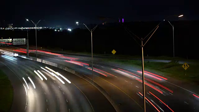 时间流逝:长时间暴露在高速公路的弯曲时间视频素材