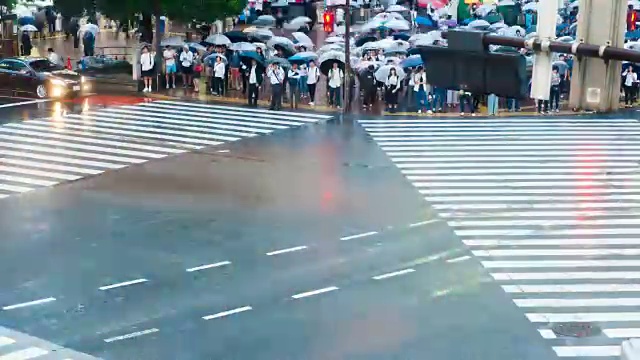 涉谷区在雨天与人群通过人行横道。日本东京，4K延时。视频素材